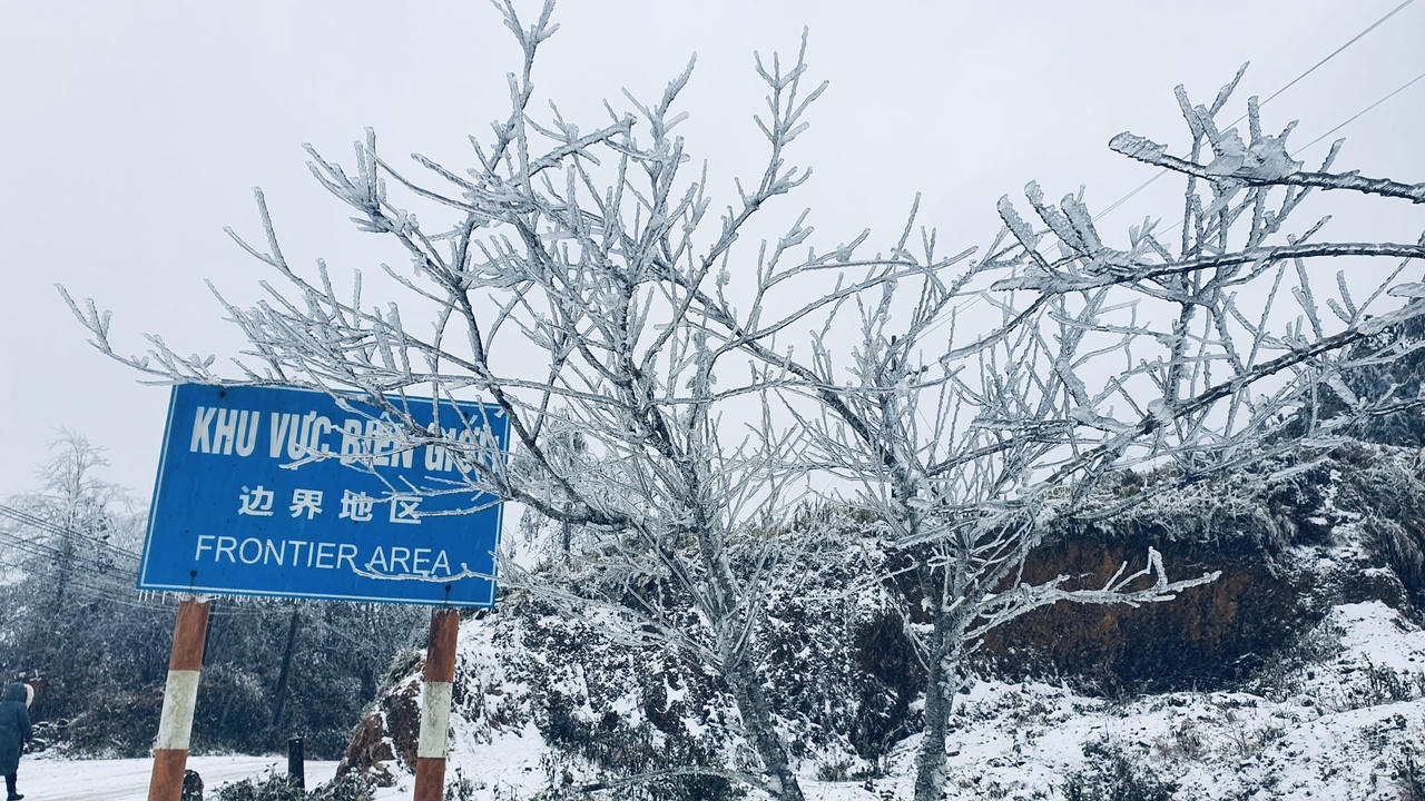 Du khách thích thú check – in với tuyết