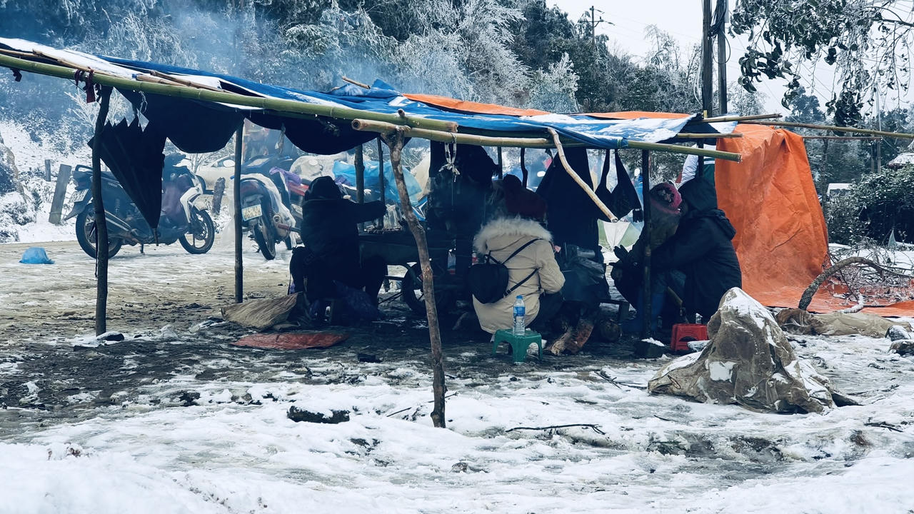 Du khách thích thú check – in với tuyết