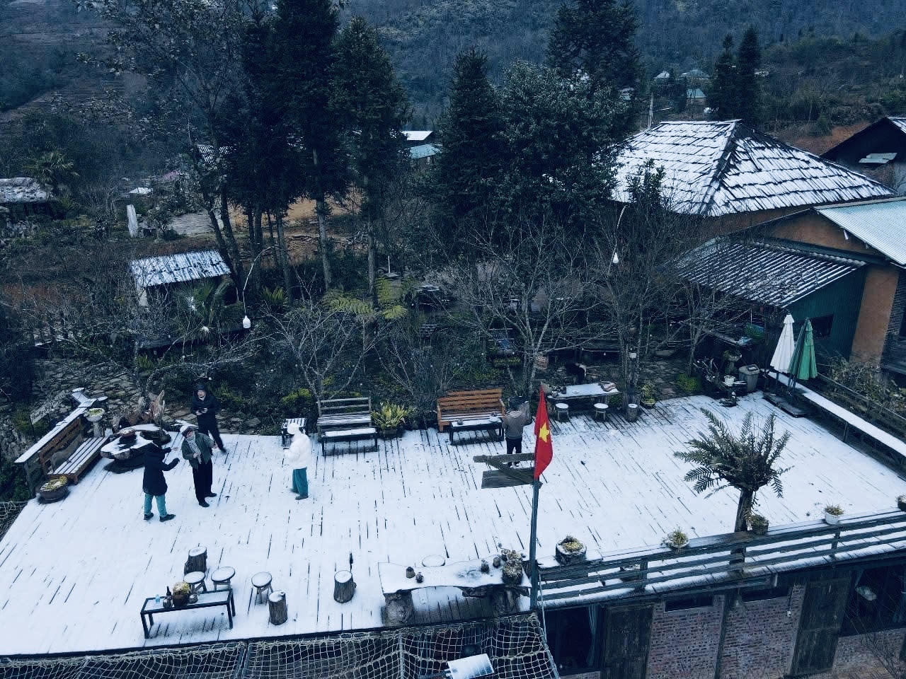 Du khách thích thú check – in với tuyết