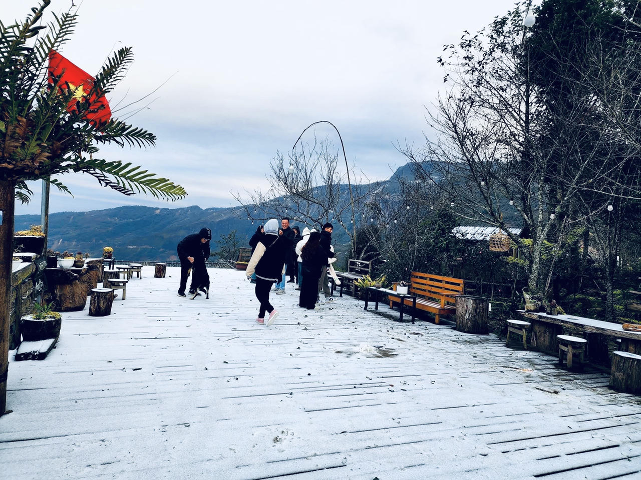 Du khách thích thú check – in với tuyết