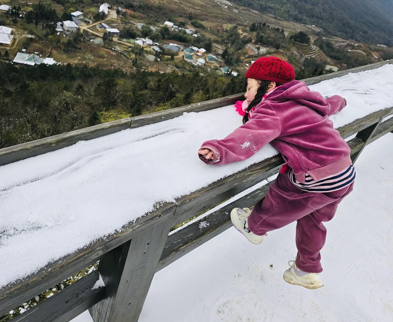 Du khách thích thú check – in với tuyết