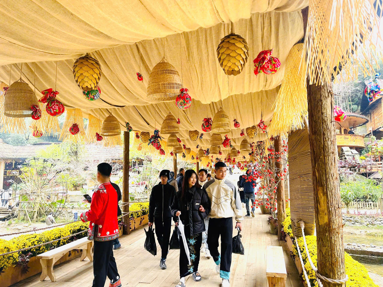 Bản Cát Cát - Điểm du xuân lý tưởng cho du khách yêu thích khám phá bản sắc Dân tộc