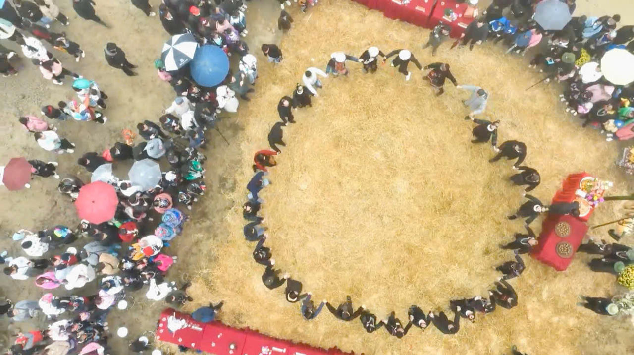 Rộn ràng sắc màu văn hóa Mông trong lễ hội Gầu Tào tại Sa Pa