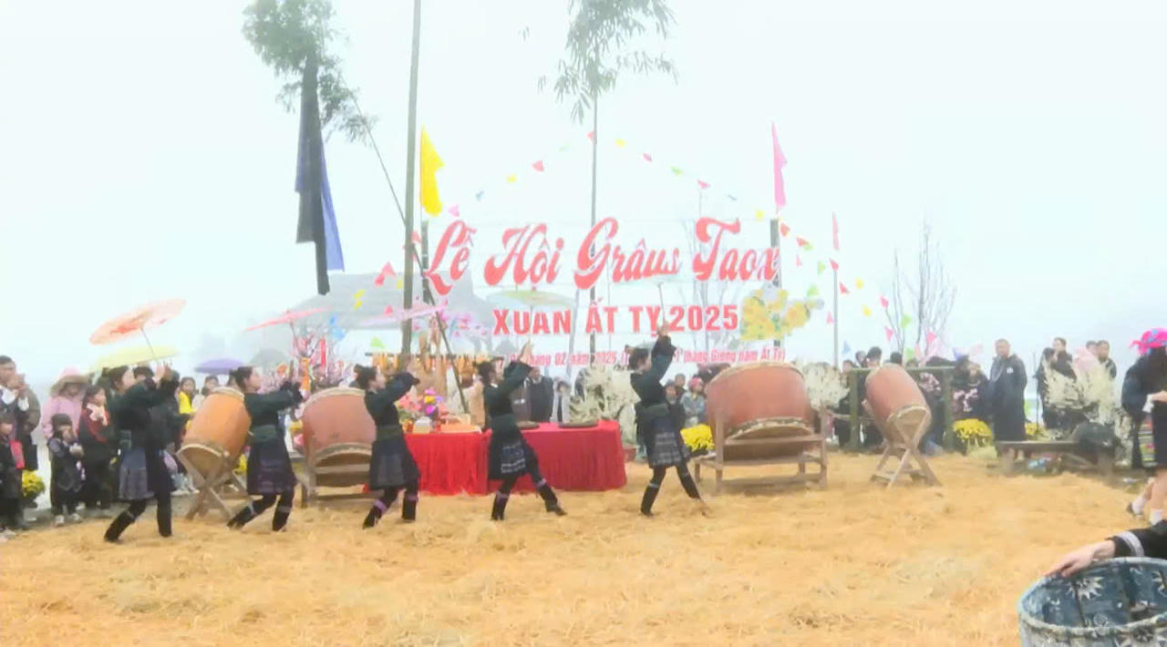 Rộn ràng sắc màu văn hóa Mông trong lễ hội Gầu Tào tại Sa Pa