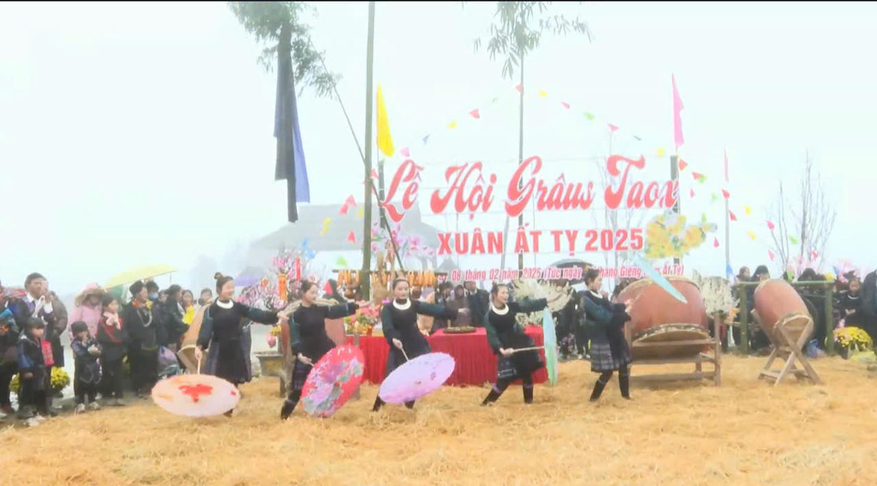 Rộn ràng sắc màu văn hóa Mông trong lễ hội Gầu Tào tại Sa Pa