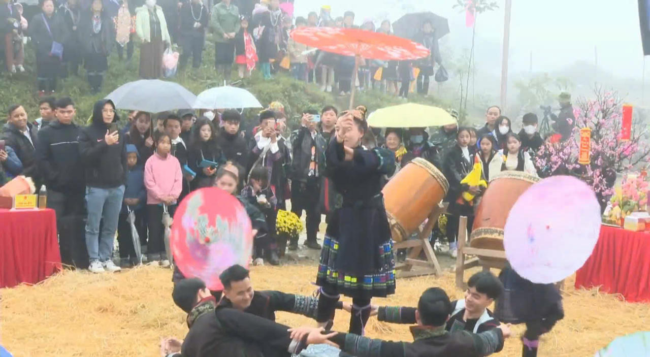 Rộn ràng sắc màu văn hóa Mông trong lễ hội Gầu Tào tại Sa Pa