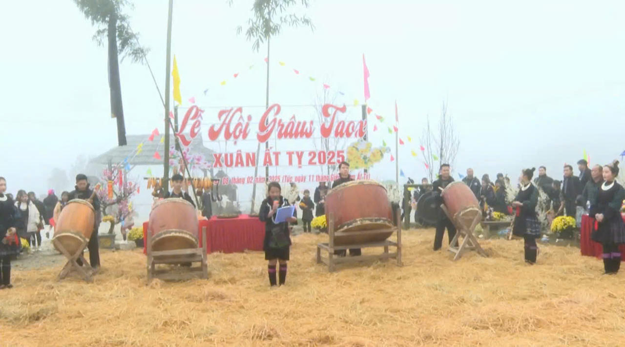 Rộn ràng sắc màu văn hóa Mông trong lễ hội Gầu Tào tại Sa Pa