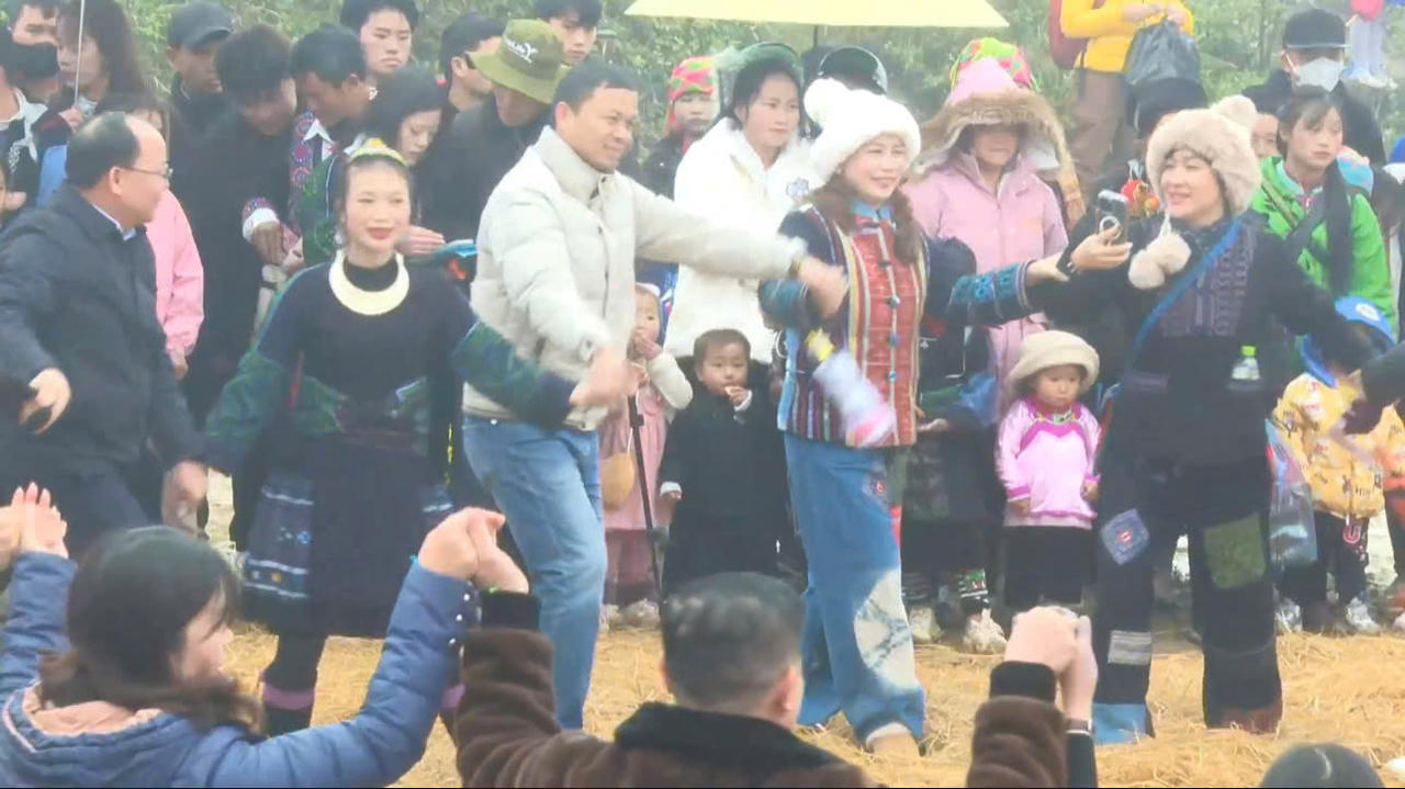 Rộn ràng sắc màu văn hóa Mông trong lễ hội Gầu Tào tại Sa Pa