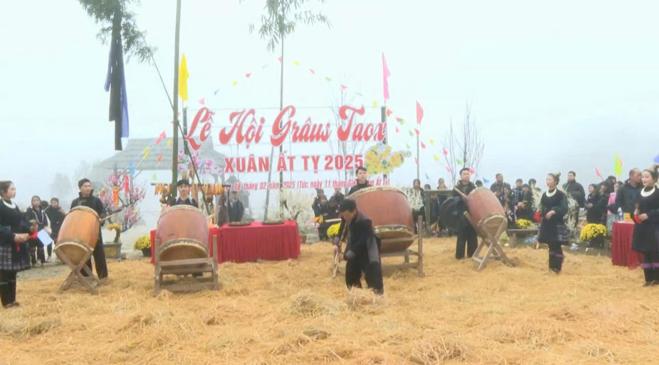 Rộn ràng sắc màu văn hóa Mông trong lễ hội Gầu Tào tại Sa Pa