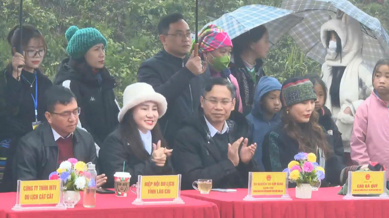 Rộn ràng sắc màu văn hóa Mông trong lễ hội Gầu Tào tại Sa Pa