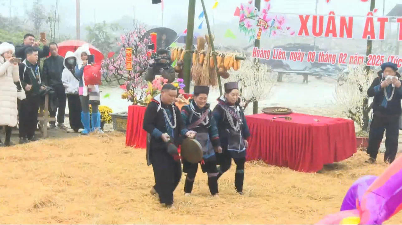 Rộn ràng sắc màu văn hóa Mông trong lễ hội Gầu Tào tại Sa Pa