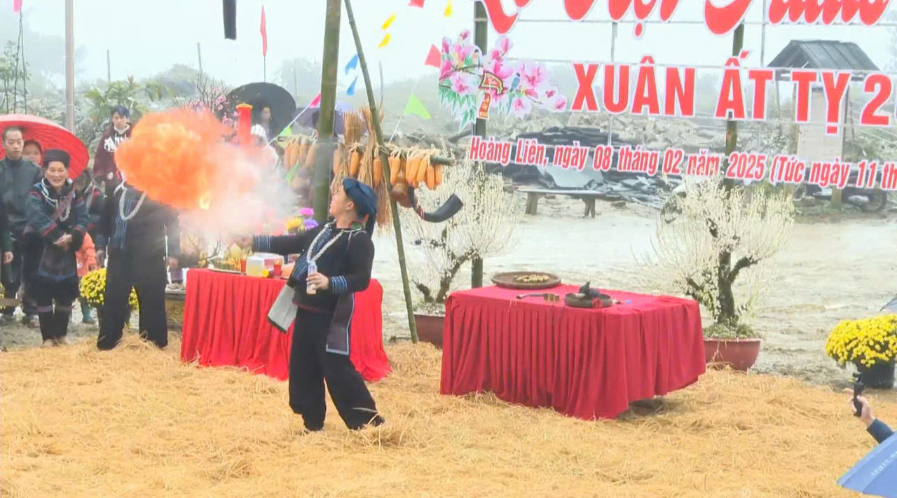 Rộn ràng sắc màu văn hóa Mông trong lễ hội Gầu Tào tại Sa Pa