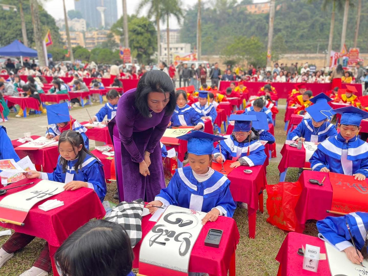 Hàng trăm học sinh Lào Cai hào hứng tham gia Khai bút đầu xuân Ất Tỵ 2025