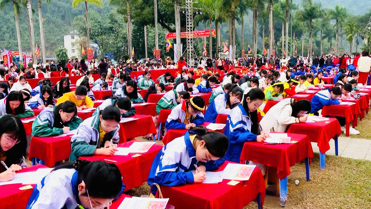 Hàng trăm học sinh Lào Cai hào hứng tham gia Khai bút đầu xuân Ất Tỵ 2025