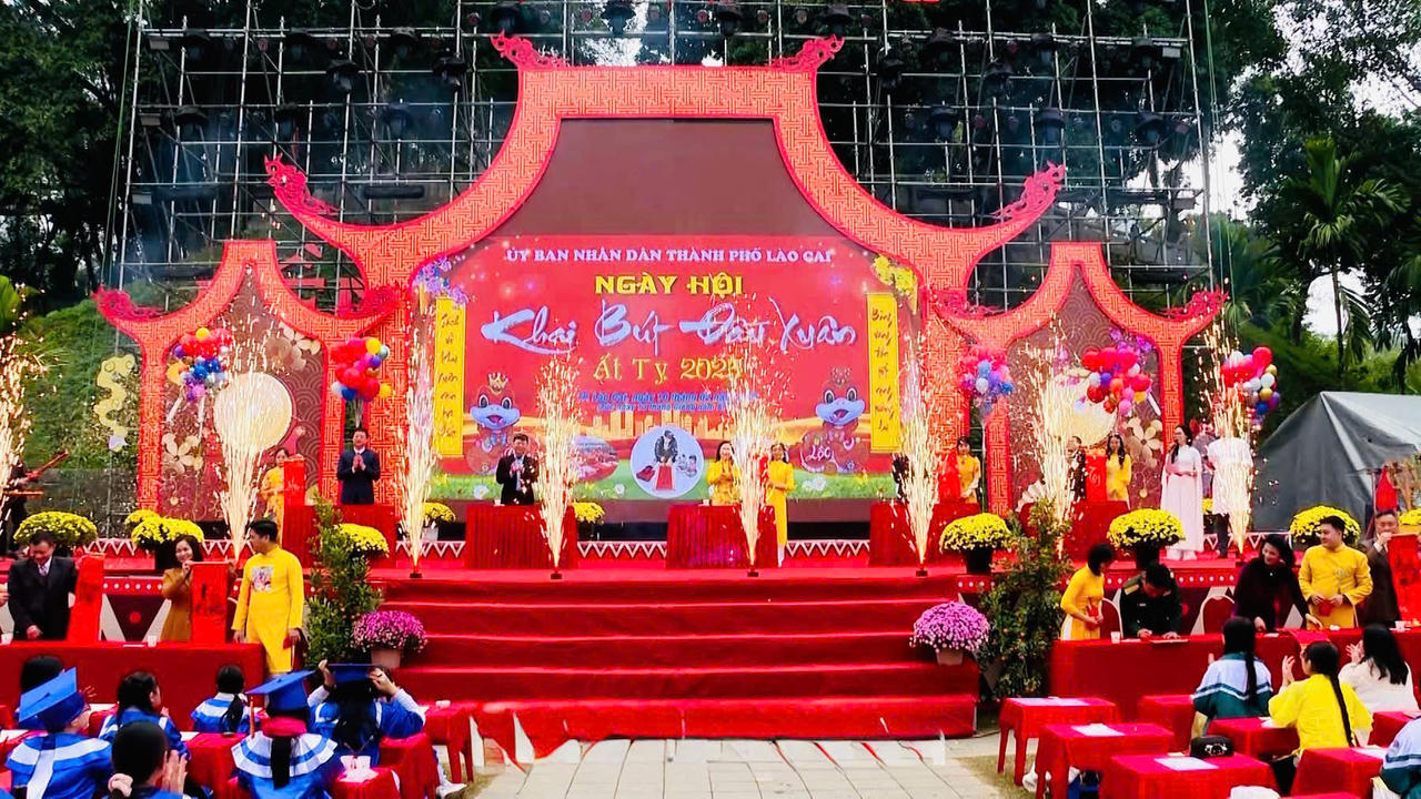 Hàng trăm học sinh Lào Cai hào hứng tham gia Khai bút đầu xuân Ất Tỵ 2025