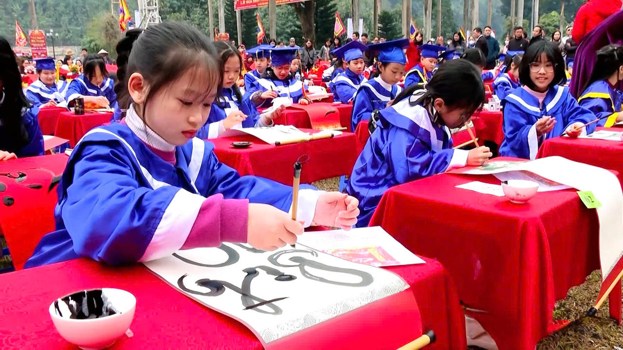 Hàng trăm học sinh Lào Cai hào hứng tham gia Khai bút đầu xuân Ất Tỵ 2025