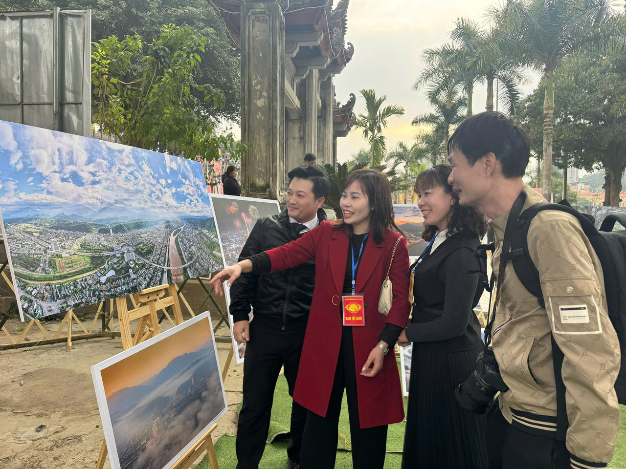 Bí thư Thành ủy Lào Cai Giàng Thị Dung tham quan triển lãm ảnh về thành phố Lào Cai