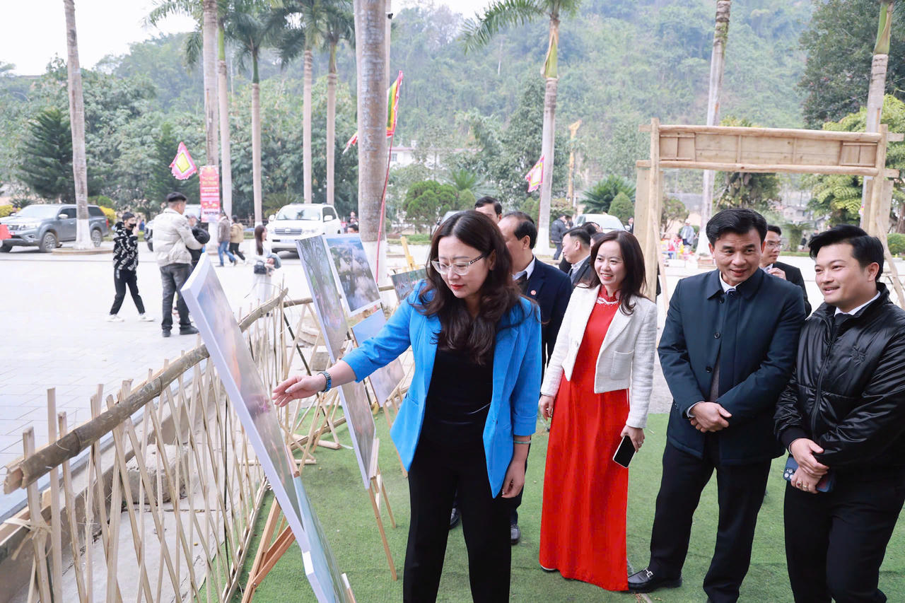 Bí thư Thành ủy Lào Cai Giàng Thị Dung tham quan triển lãm ảnh về thành phố Lào Cai