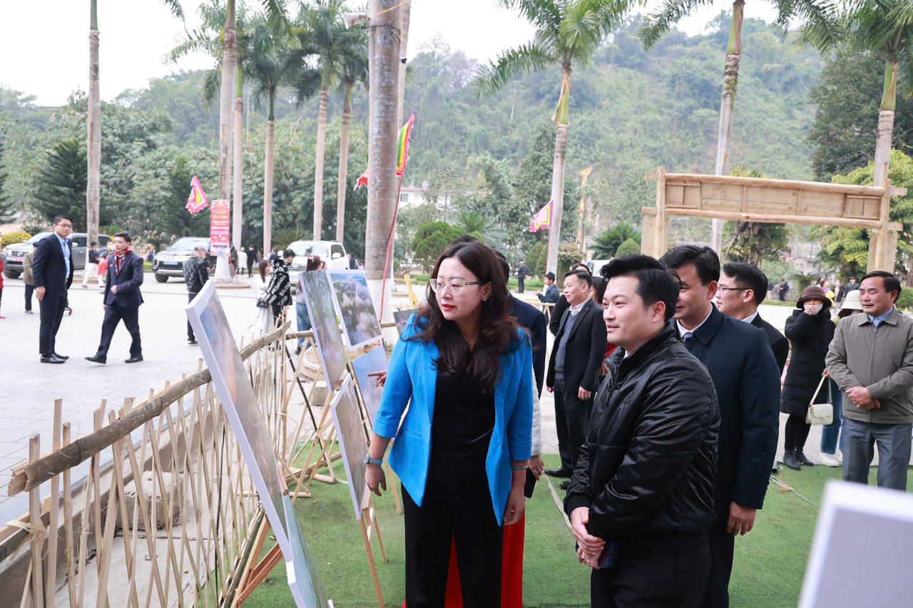 Bí thư Thành ủy Lào Cai Giàng Thị Dung tham quan triển lãm ảnh về thành phố Lào Cai