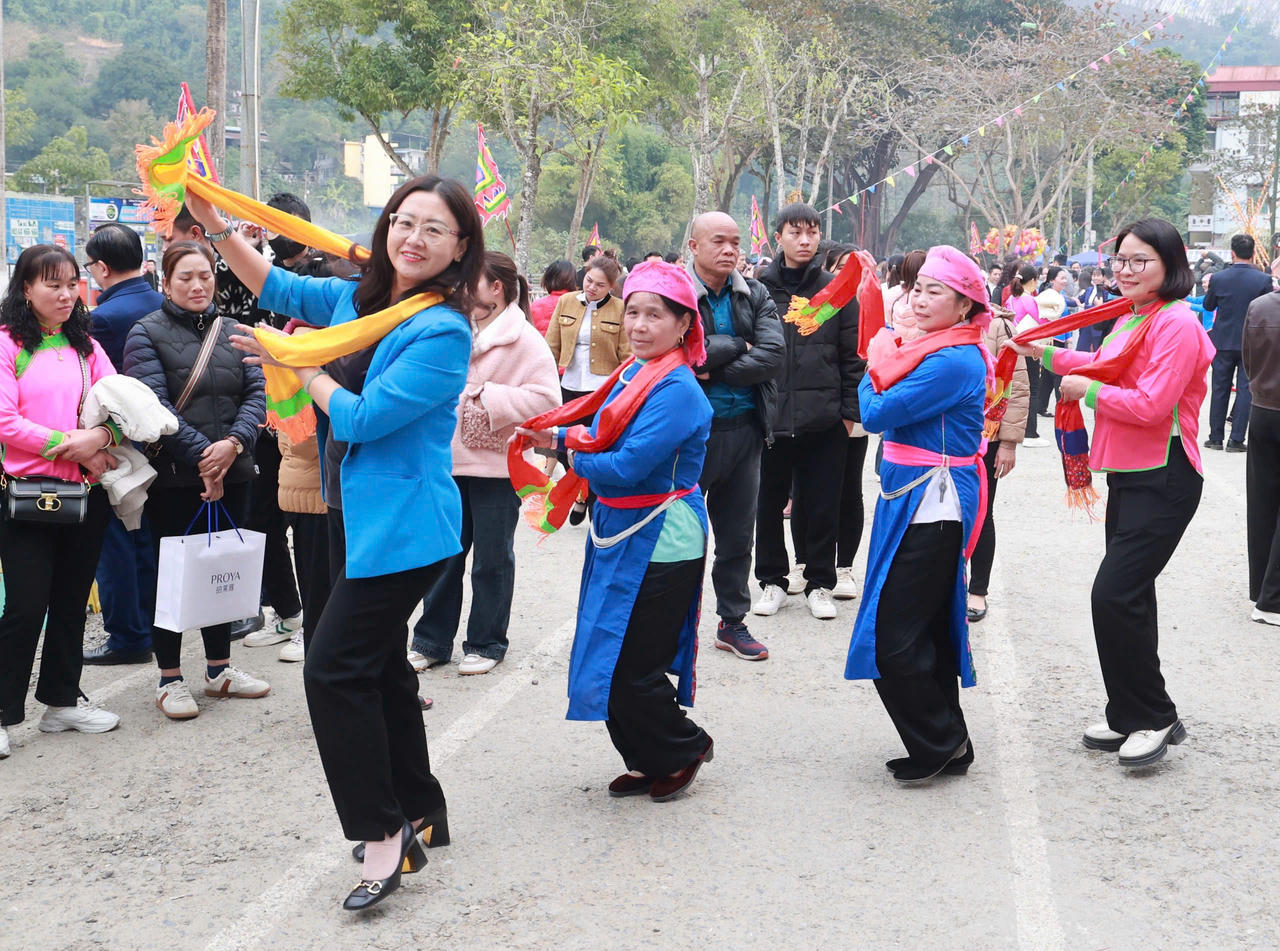 Bí thư Thành ủy Lào Cai Giàng Thị Dung tham quan triển lãm ảnh về thành phố Lào Cai