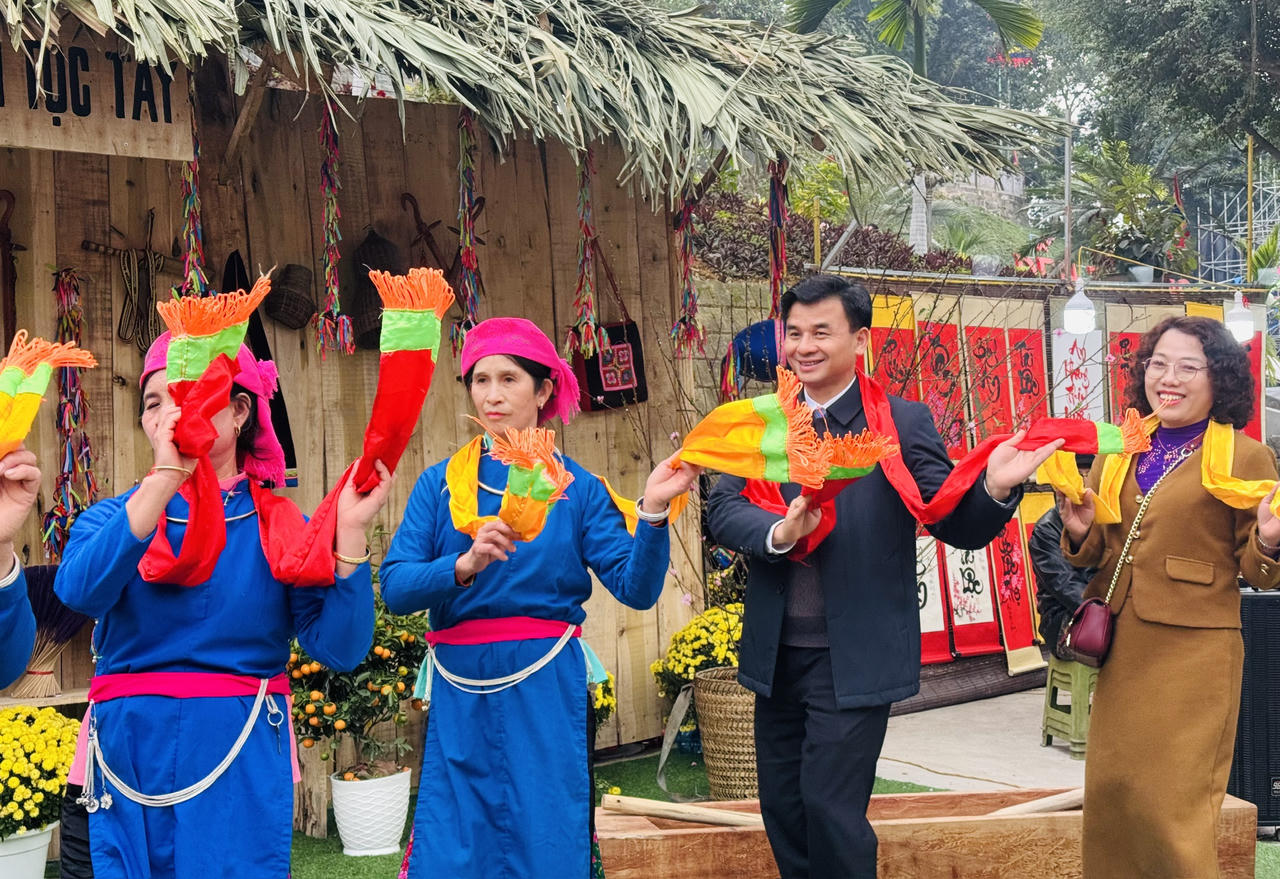 Bí thư Thành ủy Lào Cai Giàng Thị Dung tham quan triển lãm ảnh về thành phố Lào Cai