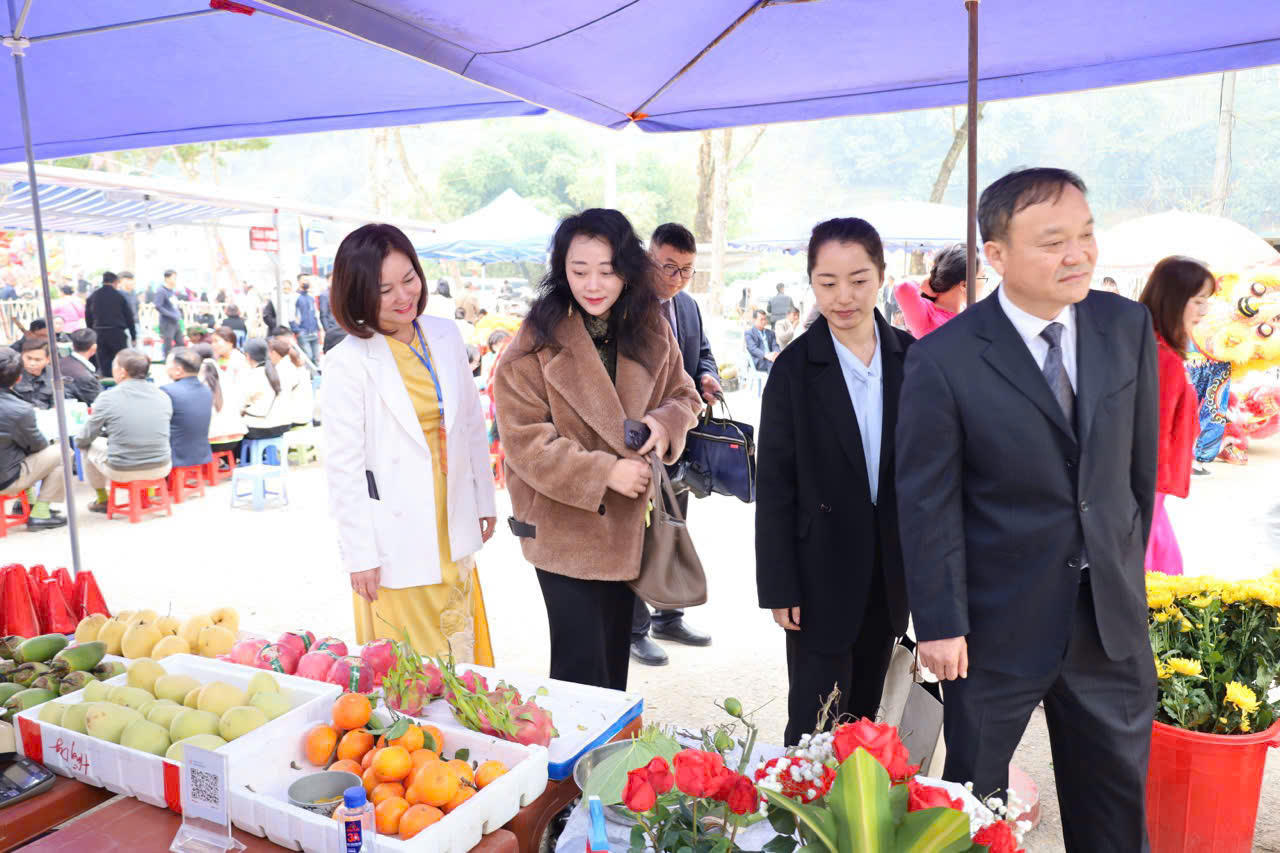 Đoàn công tác huyện Hà Khẩu (Trung Quốc) dự Lễ hội đền Thượng năm 2025