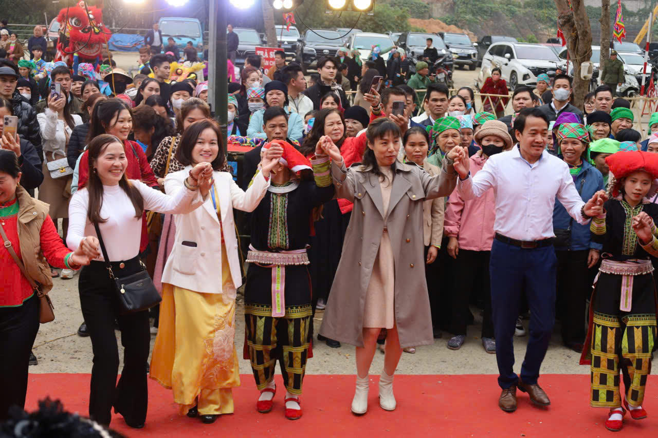 Đoàn công tác huyện Hà Khẩu (Trung Quốc) dự Lễ hội đền Thượng năm 2025