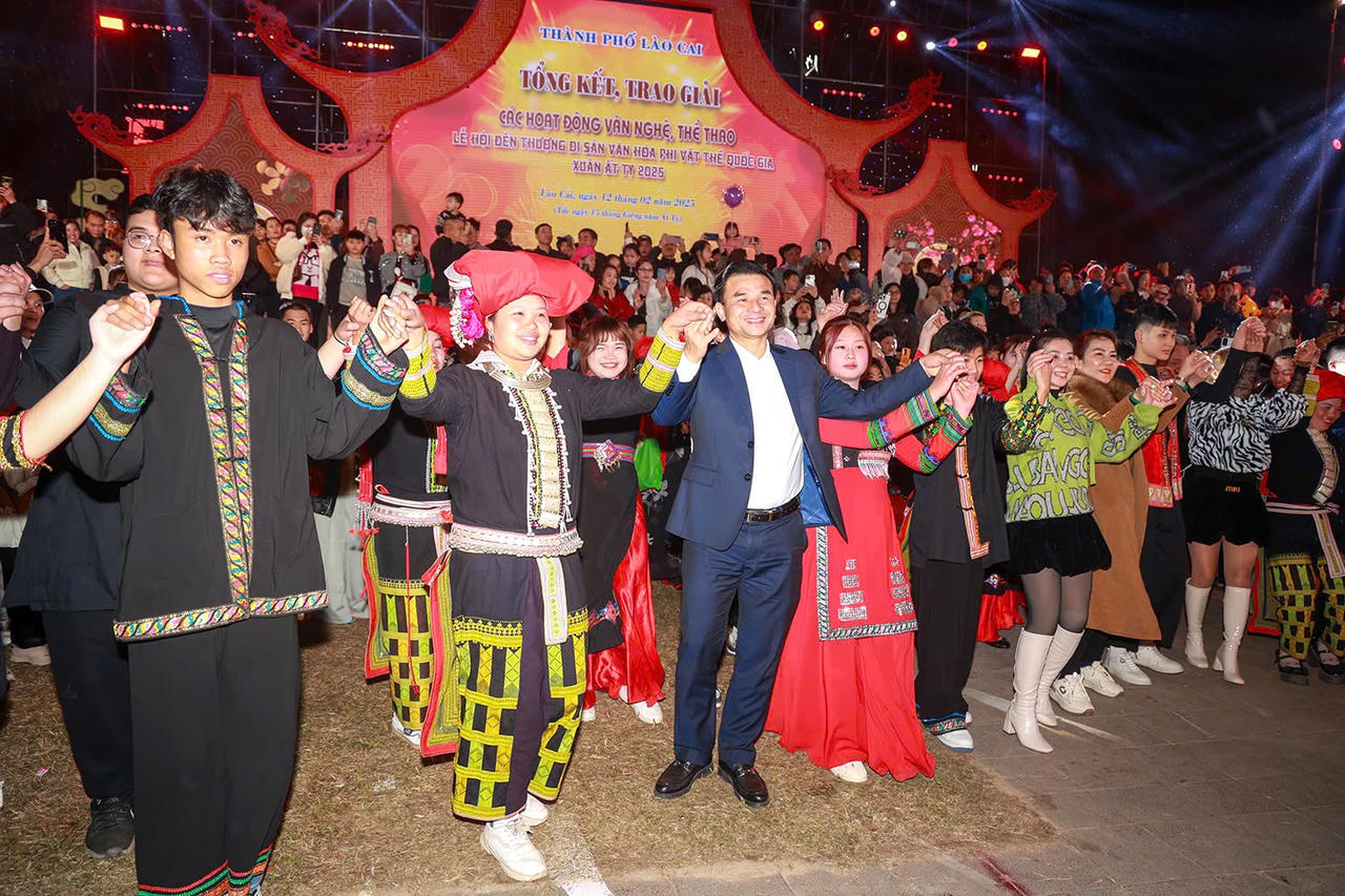 Màn xòe ấn tượng khép lại Lễ hội đền Thượng năm 2025