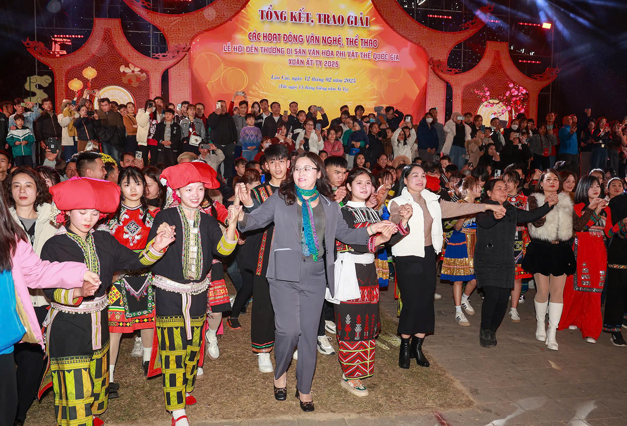 Màn xòe ấn tượng khép lại Lễ hội đền Thượng năm 2025