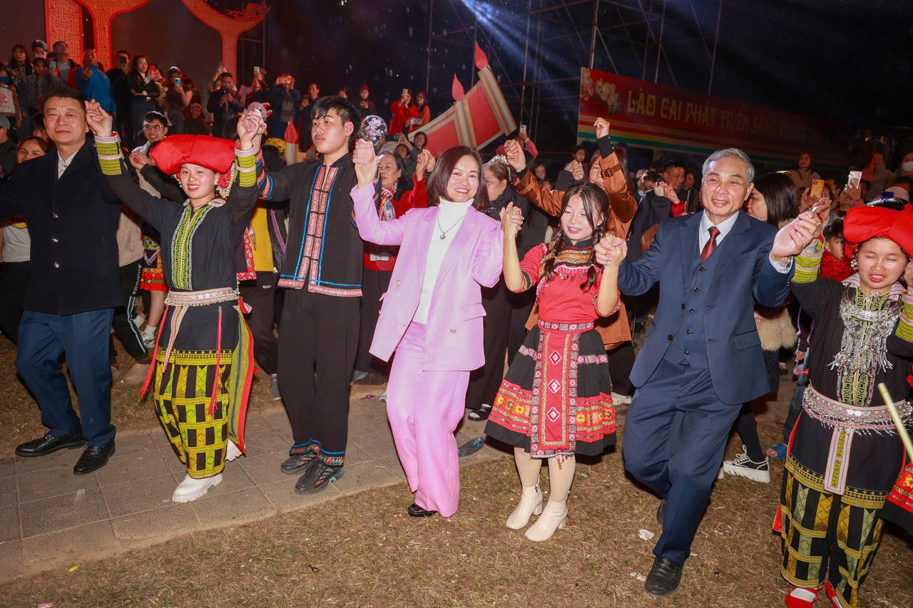 Màn xòe ấn tượng khép lại Lễ hội đền Thượng năm 2025