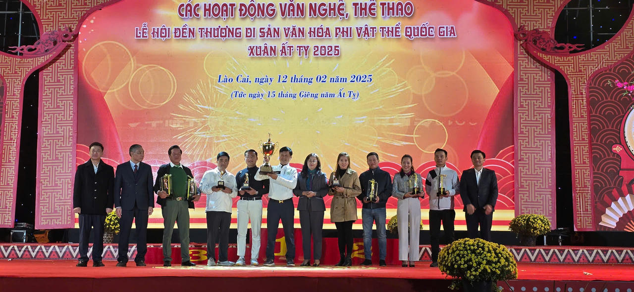 Màn xòe ấn tượng khép lại Lễ hội đền Thượng năm 2025