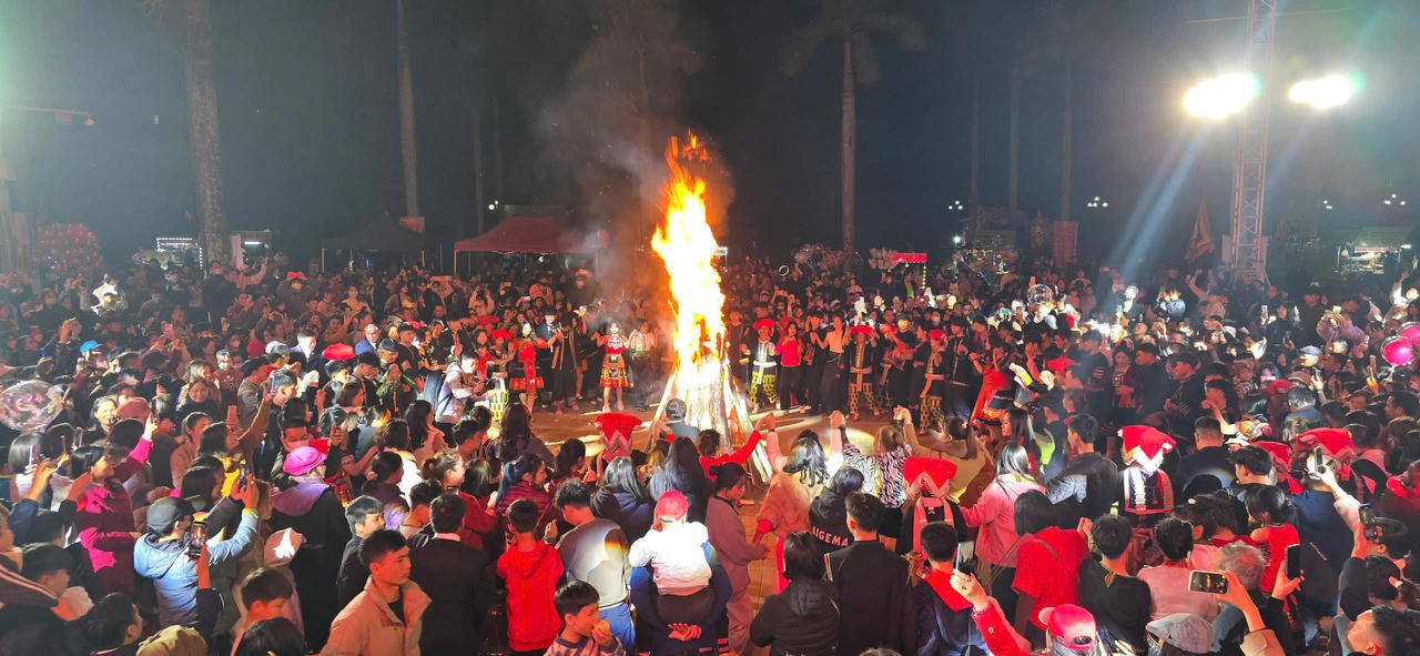 Màn xòe ấn tượng khép lại Lễ hội đền Thượng năm 2025