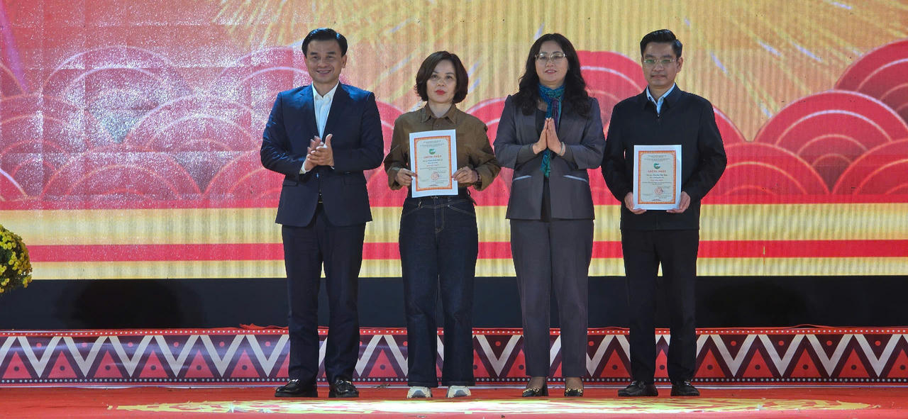 Màn xòe ấn tượng khép lại Lễ hội đền Thượng năm 2025