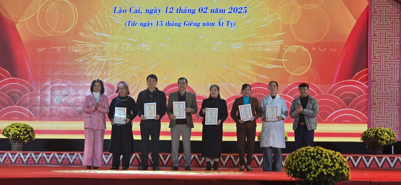 Màn xòe ấn tượng khép lại Lễ hội đền Thượng năm 2025