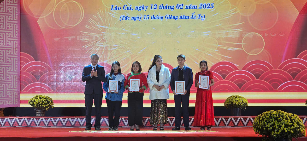 Màn xòe ấn tượng khép lại Lễ hội đền Thượng năm 2025