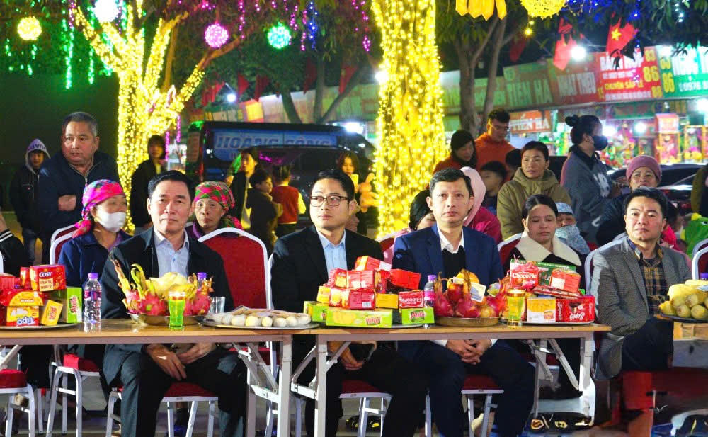 Lễ cầu an và thả đèn hoa đăng tại đền cô Tân An