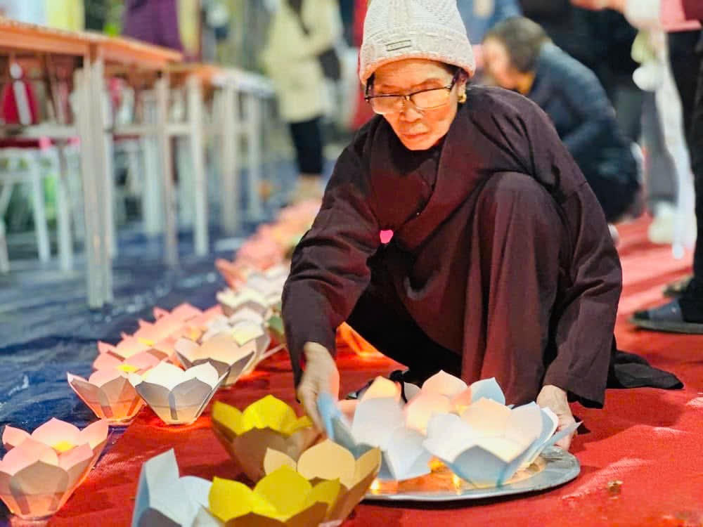 Lễ cầu an và thả đèn hoa đăng tại đền cô Tân An