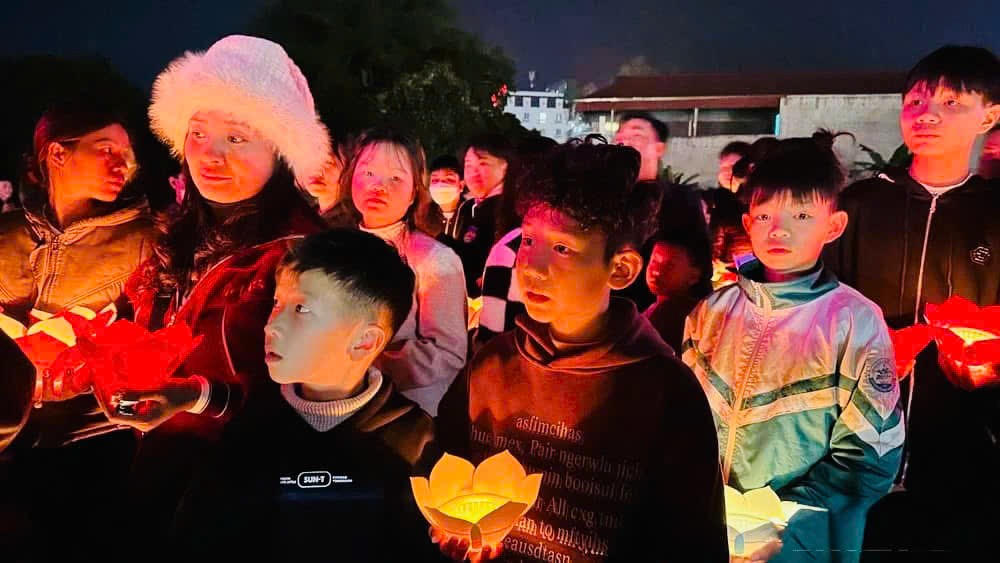 Lễ cầu an và thả đèn hoa đăng tại đền cô Tân An