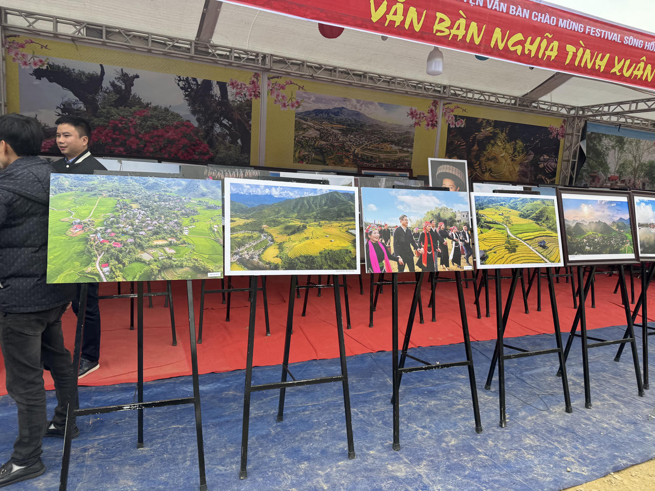 Triển lãm ảnh "Văn Bàn nghĩa tình" 