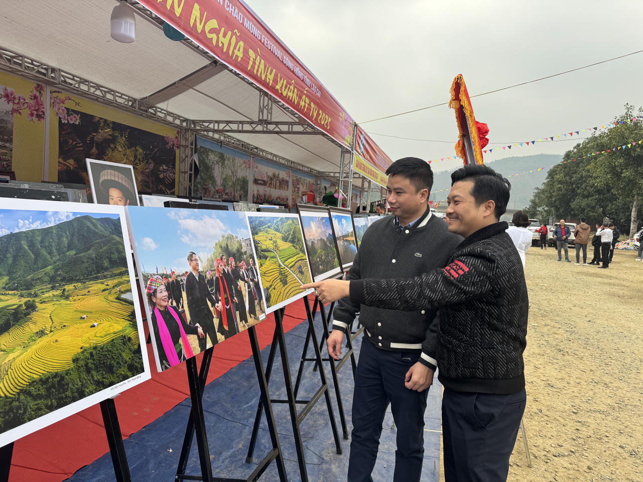 Triển lãm ảnh "Văn Bàn nghĩa tình" 