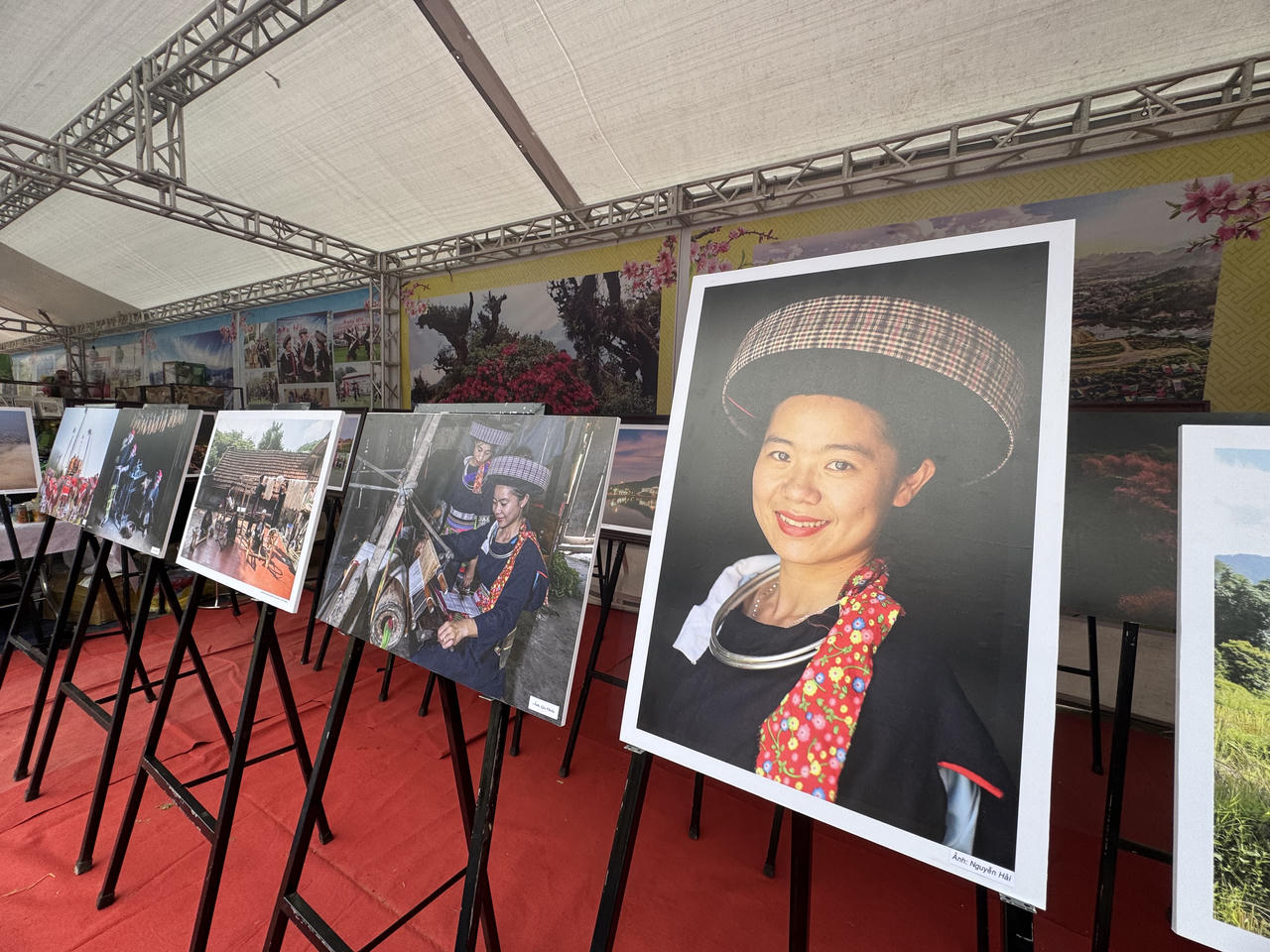 Triển lãm ảnh "Văn Bàn nghĩa tình" 