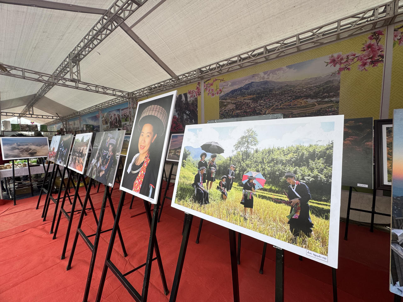 Triển lãm ảnh "Văn Bàn nghĩa tình" 