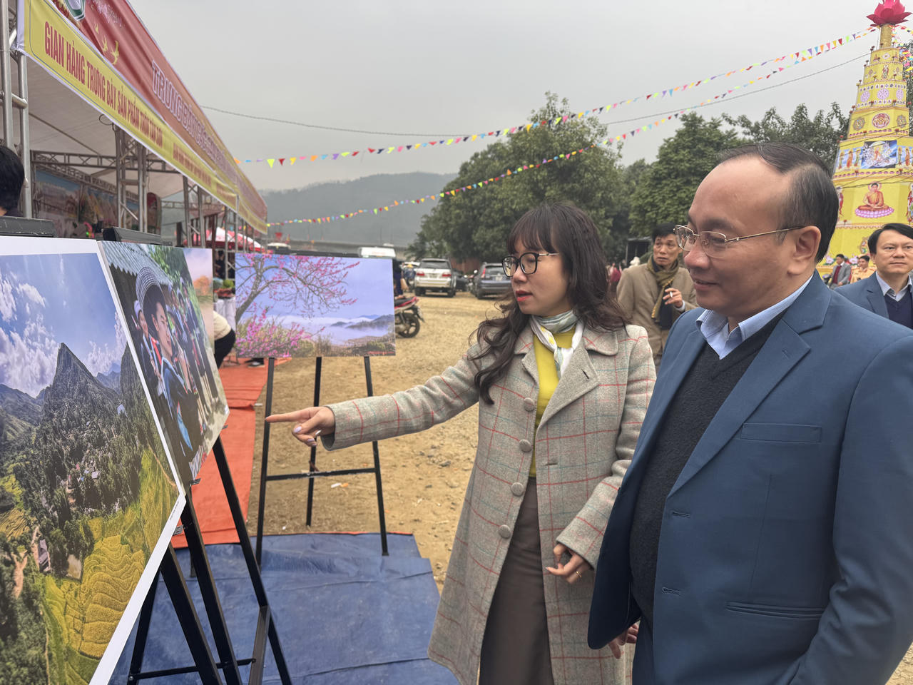 Triển lãm ảnh "Văn Bàn nghĩa tình" 