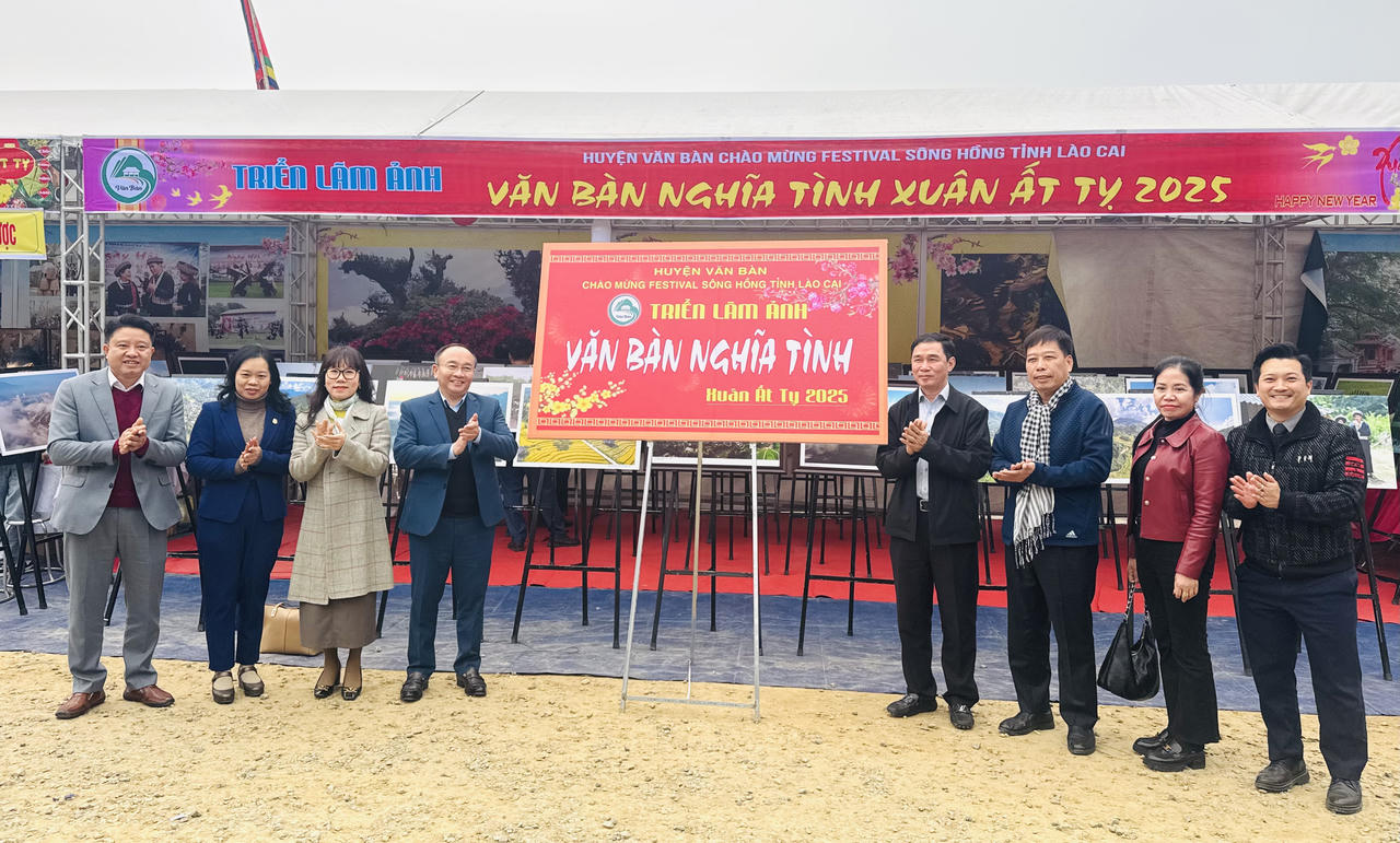 Triển lãm ảnh "Văn Bàn nghĩa tình" 