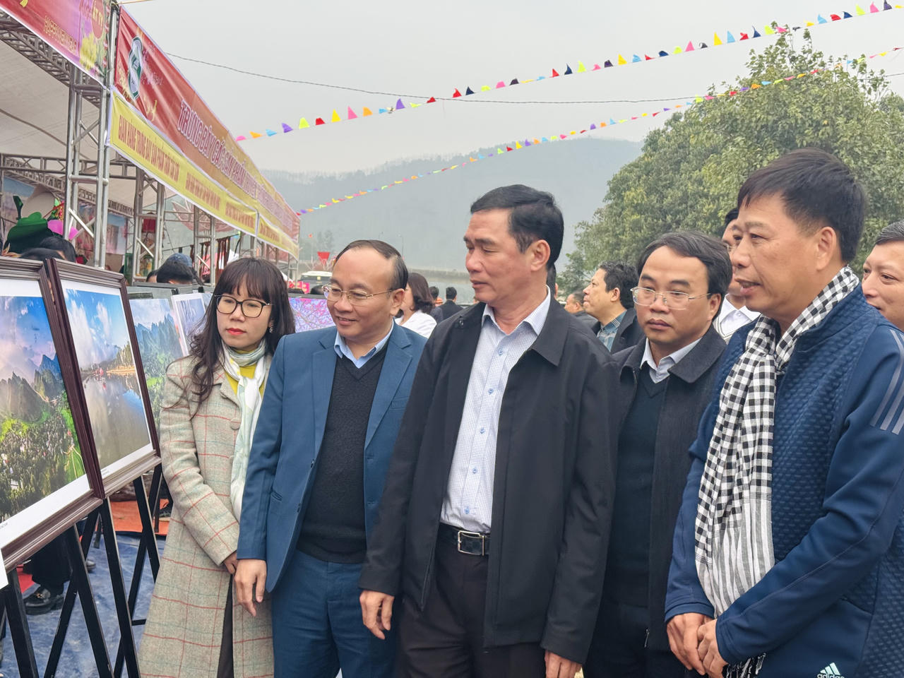 Triển lãm ảnh "Văn Bàn nghĩa tình" 