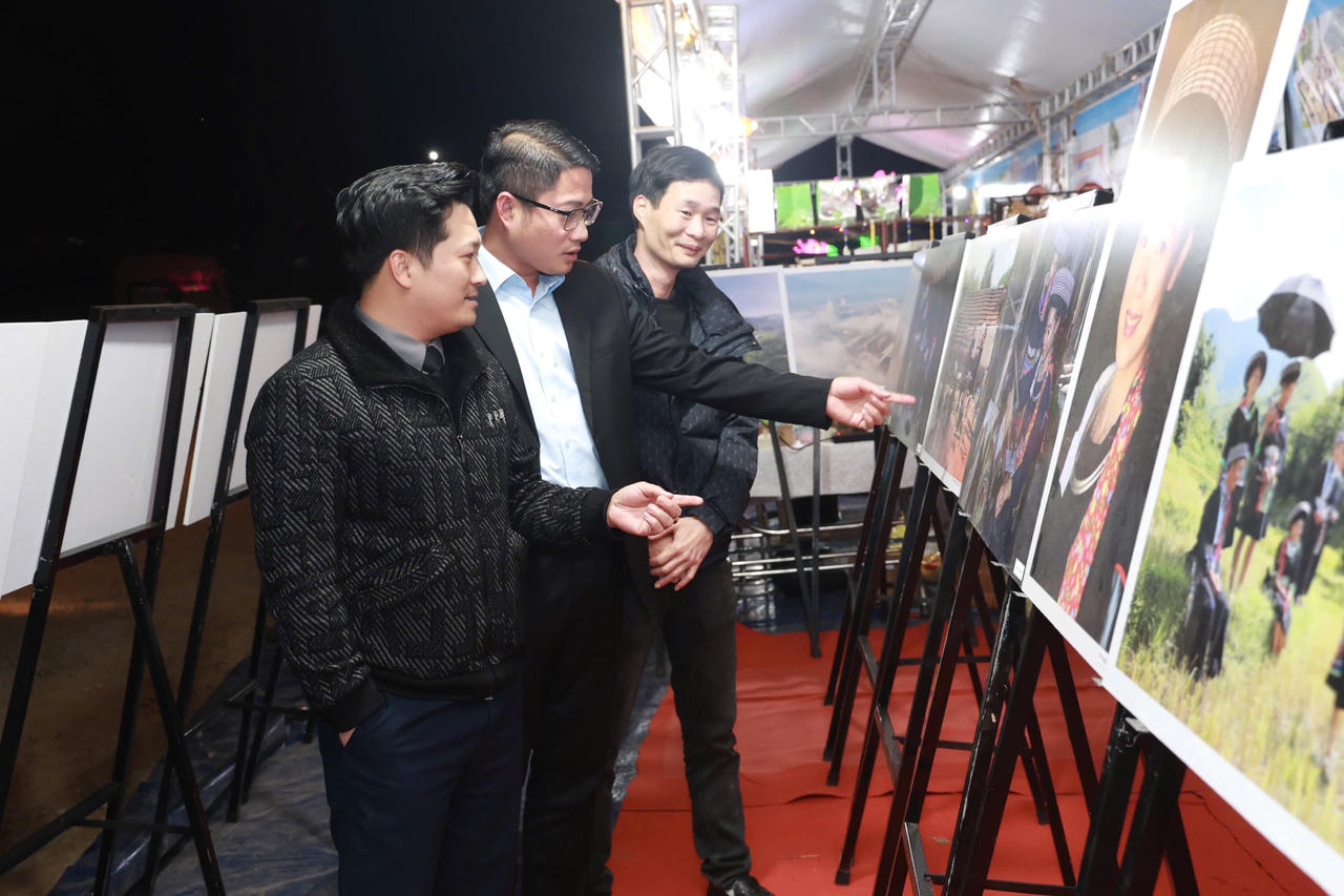 Triển lãm ảnh "Văn Bàn nghĩa tình" 