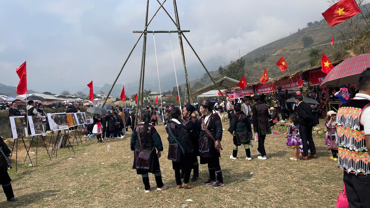 Người dân và du khách nô nức tham dự Lễ hội Xuống đồng tại Sa Pa