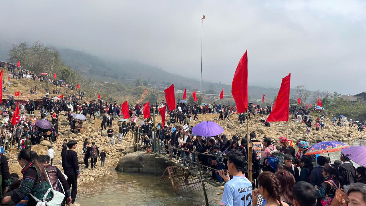 Người dân và du khách nô nức tham dự Lễ hội Xuống đồng tại Sa Pa