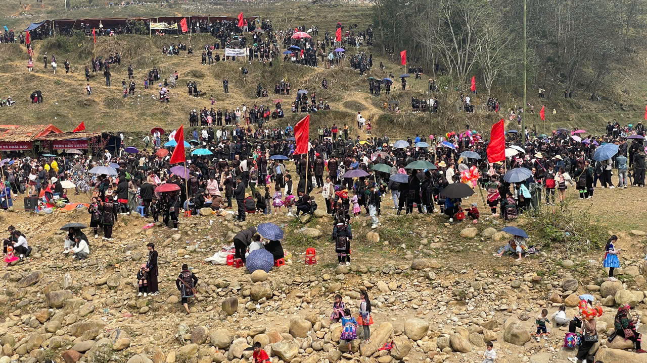 Người dân và du khách nô nức tham dự Lễ hội Xuống đồng tại Sa Pa