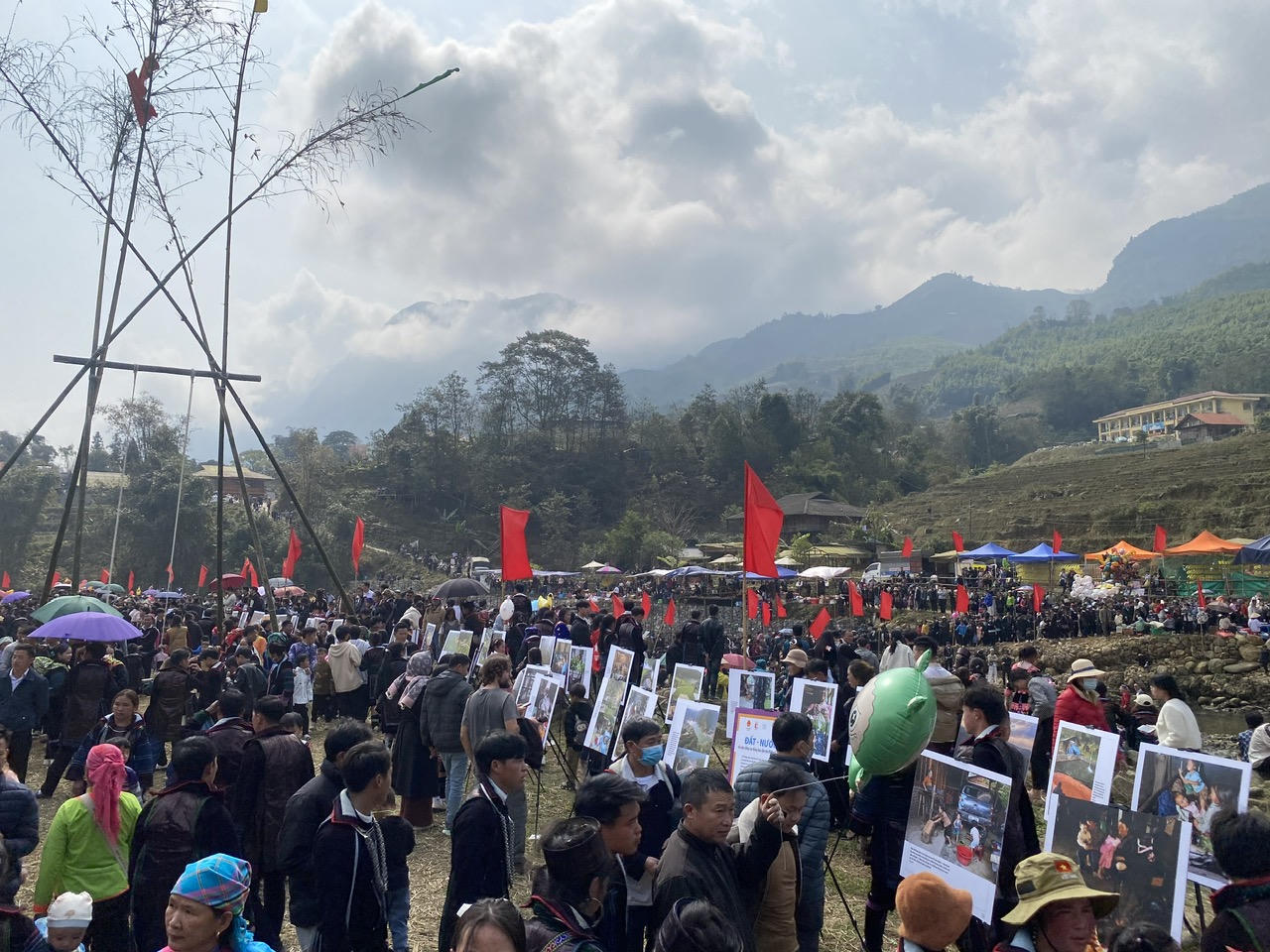 Người dân và du khách nô nức tham dự Lễ hội Xuống đồng tại Sa Pa